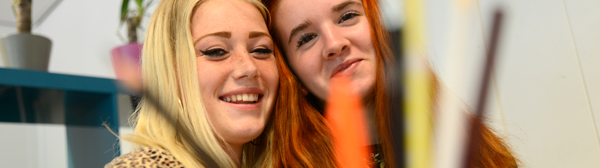 Studenten aan het lachen tijdens de les op de foto