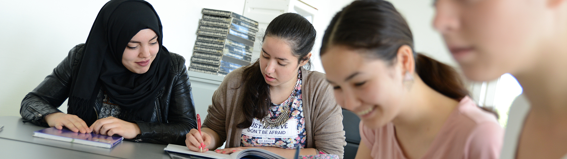 Studenten aan het werk tijdens de les, opschrijven