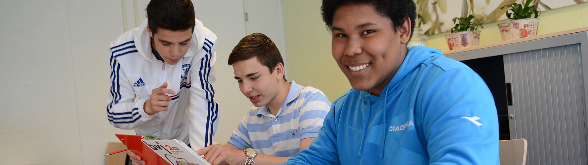 Studenten in concentratie over de les