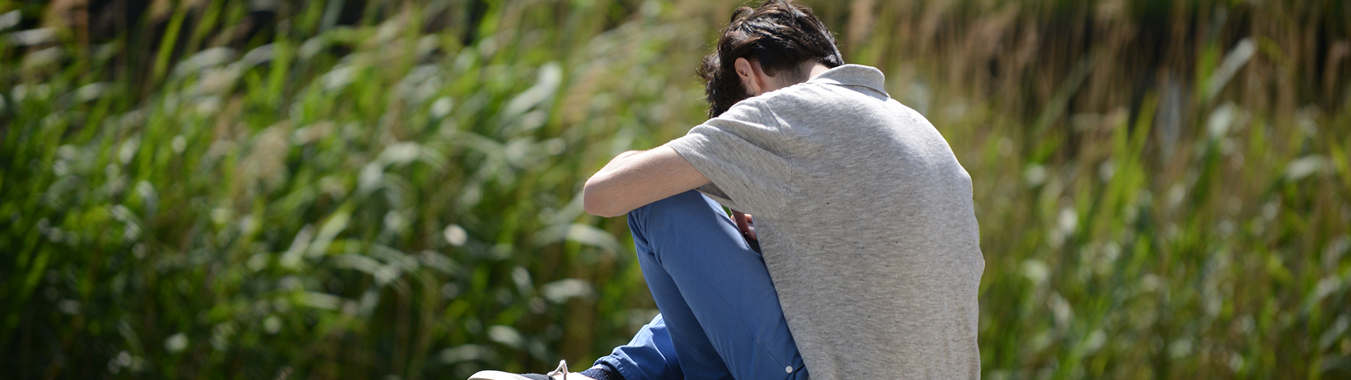 Student in het zonnetje buiten zitten in zijn eentje