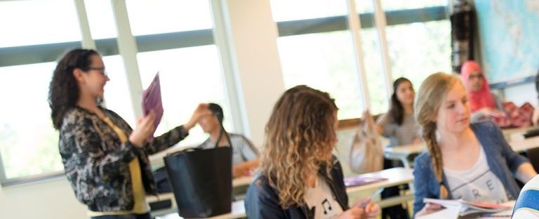 Studenten aan het werk tijdens de les, einde van een les starten met opruimen