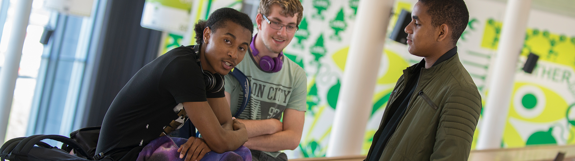 Verandering van middelbare school studenten in het gebouw