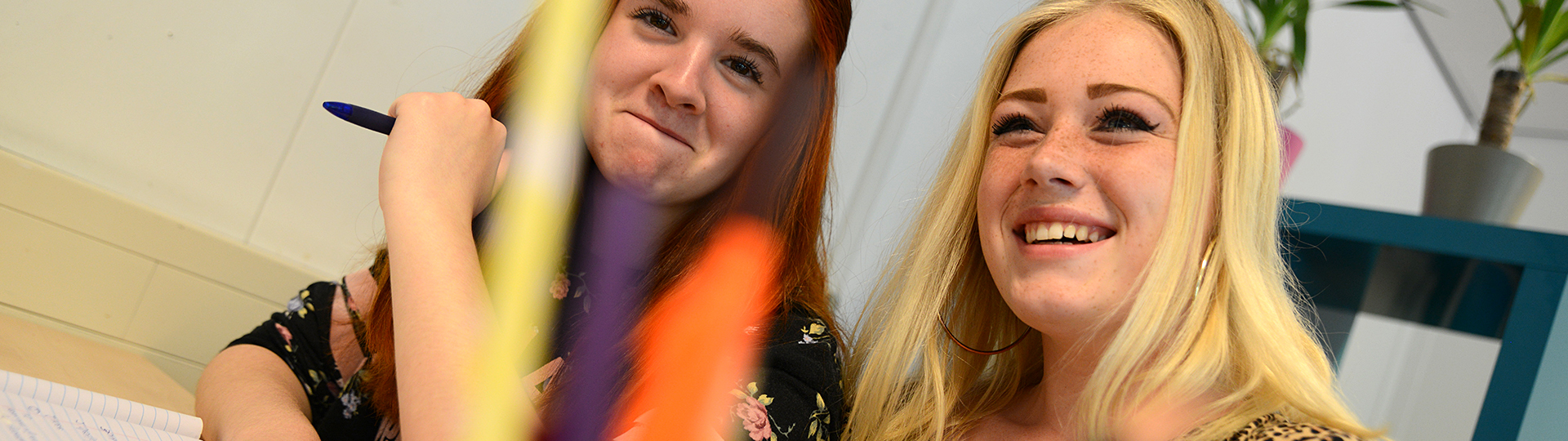 Studenten tijdens de les aan het lachen op de foto