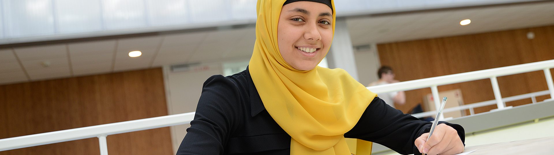 Student aan het werk, huiswerk maken, doorstroomtafel