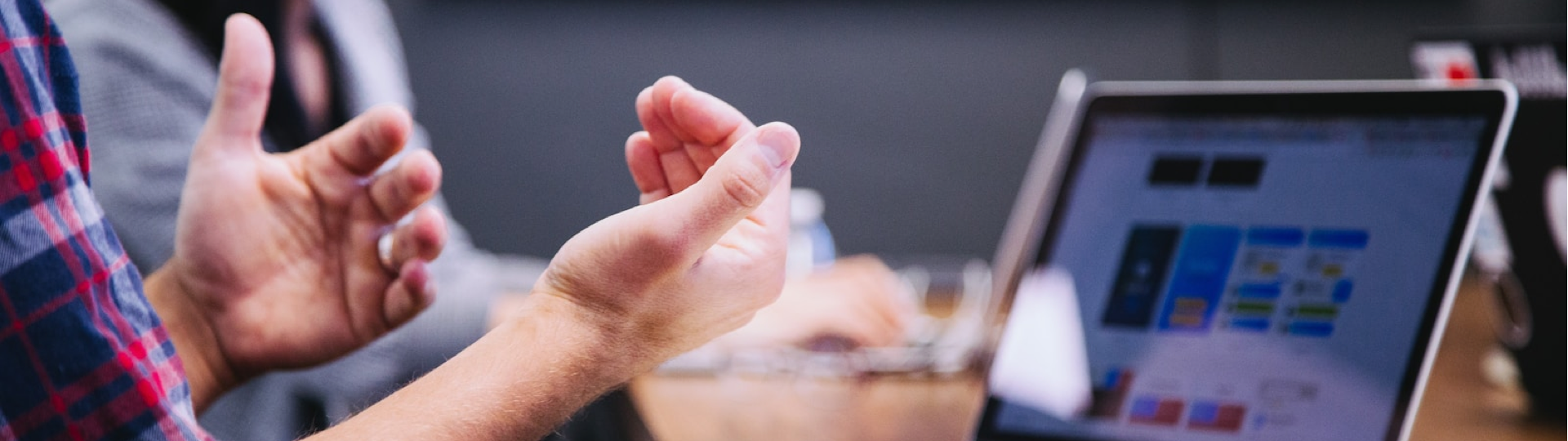 informatie uitleggen achter de computer