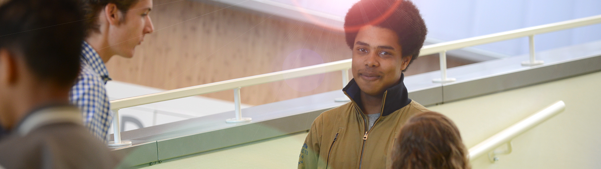 student op weg naar zijn les in het schoolgebouw met meerdere studenten