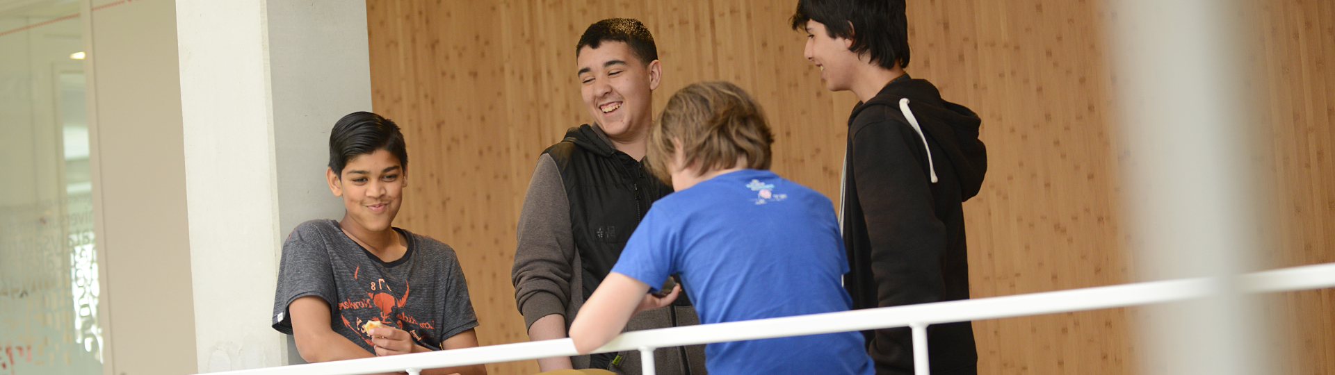 jongeren in het schoolgebouw plezier maken